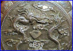 CINA (China) Old Chinese repousse silver powder compact with dragon