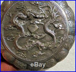 CINA (China) Old Chinese repousse silver powder compact with dragon